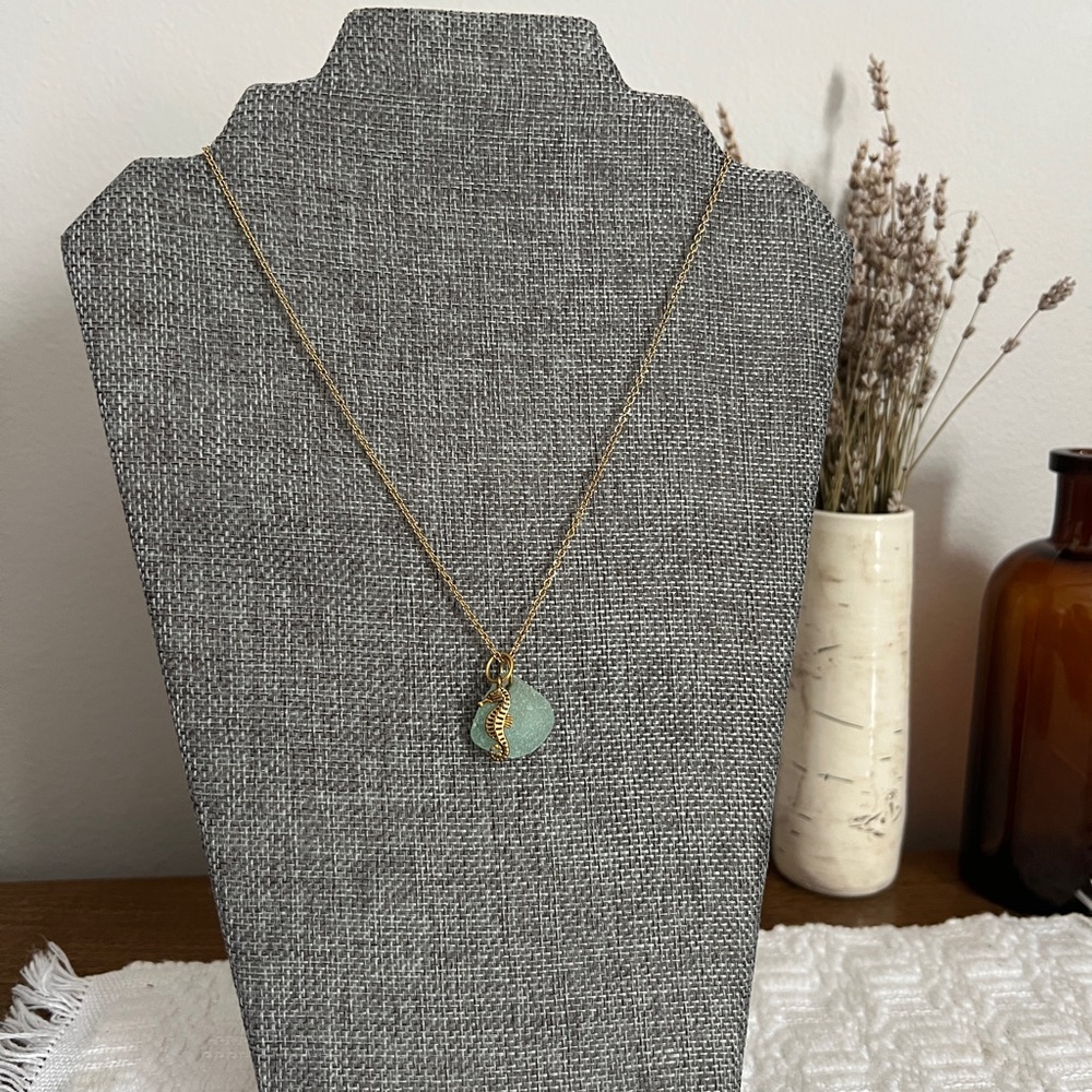 Gene seaglass sea horse pendant necklace